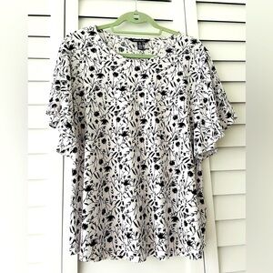 Ellen Tracy White/Black Flirty Flutter Sleeve Top - Size L